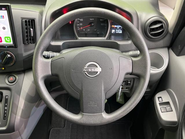 �C���e���A�ɍ��킹���f�U�C���̃X�e�A�����O�́A�^�]�������̂��Ƃ��l���A�^�]���₷���`��A�傫���ł��B�����x�A���ۂɐG���Ă��m���߂��������B