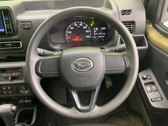 �C���e���A�ɍ��킹���f�U�C���̃X�e�A�����O�́A�^�]�������̂��Ƃ��l���A�^�]���₷���`��A�傫���ł��B�����x�A���ۂɐG���Ă��m���߂��������B