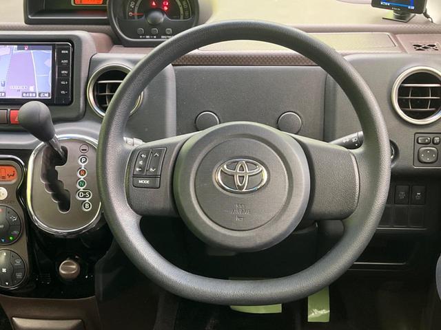 �C���e���A�ɍ��킹���f�U�C���̃X�e�A�����O�́A�^�]�������̂��Ƃ��l���A�^�]���₷���`��A�傫���ł��B�����x�A���ۂɐG���Ă��m���߂��������B