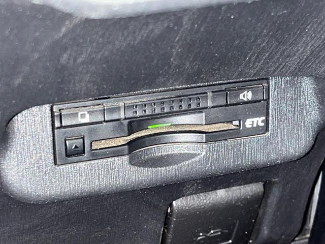 プリウス Ｓツーリングセレクション・Ｇ’ｓ　禁煙車　ＳＤナビ　バックカメラ　ＥＴＣ　Ｂｌｕｅｔｏｏｔｈ　フルセグ　スマートキー　ＨＩＤヘッドライト　クルーズコントロール　オートライト　オートエアコン　革巻きステアリング　ステアリングスイッチ（5枚目）