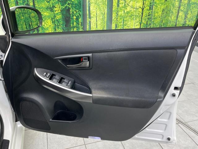 プリウス Ｓツーリングセレクション・Ｇ’ｓ　禁煙車　ＳＤナビ　バックカメラ　ＥＴＣ　Ｂｌｕｅｔｏｏｔｈ　フルセグ　スマートキー　ＨＩＤヘッドライト　クルーズコントロール　オートライト　オートエアコン　革巻きステアリング　ステアリングスイッチ（31枚目）