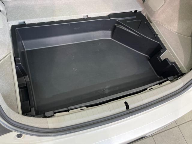 プリウス Ｓツーリングセレクション・Ｇ’ｓ　禁煙車　ＳＤナビ　バックカメラ　ＥＴＣ　Ｂｌｕｅｔｏｏｔｈ　フルセグ　スマートキー　ＨＩＤヘッドライト　クルーズコントロール　オートライト　オートエアコン　革巻きステアリング　ステアリングスイッチ（34枚目）