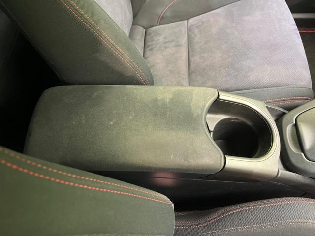 プリウス Ｓツーリングセレクション・Ｇ’ｓ　禁煙車　ＳＤナビ　バックカメラ　ＥＴＣ　Ｂｌｕｅｔｏｏｔｈ　フルセグ　スマートキー　ＨＩＤヘッドライト　クルーズコントロール　オートライト　オートエアコン　革巻きステアリング　ステアリングスイッチ（47枚目）