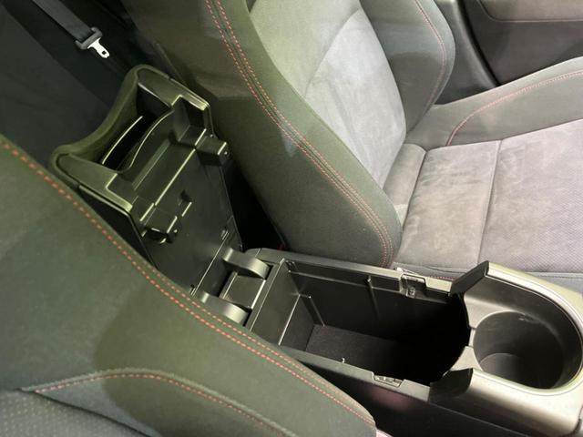 プリウス Ｓツーリングセレクション・Ｇ’ｓ　禁煙車　ＳＤナビ　バックカメラ　ＥＴＣ　Ｂｌｕｅｔｏｏｔｈ　フルセグ　スマートキー　ＨＩＤヘッドライト　クルーズコントロール　オートライト　オートエアコン　革巻きステアリング　ステアリングスイッチ（48枚目）