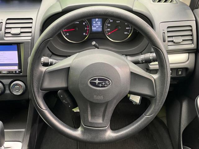 �C���e���A�ɍ��킹���f�U�C���̃X�e�A�����O�́A�^�]�������̂��Ƃ��l���A�^�]���₷���`��A�傫���ł��B�����x�A���ۂɐG���Ă��m���߂��������B