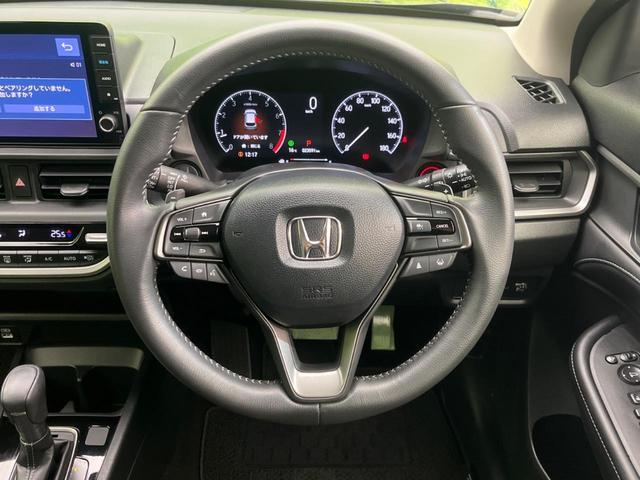 �C���e���A�ɍ��킹���f�U�C���̃X�e�A�����O�́A�^�]�������̂��Ƃ��l���A�^�]���₷���`��A�傫���ł��B�����x�A���ۂɐG���Ă��m���߂��������B