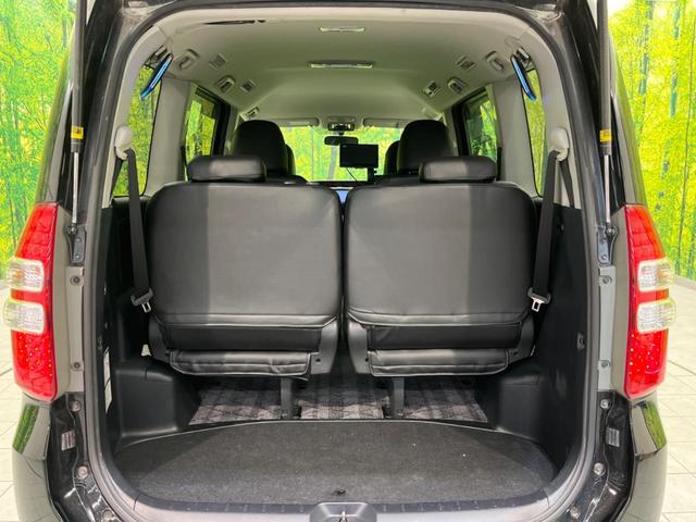 ノア Ｓｉ　両側電動スライドドア　ナビ　禁煙車　ＥＴＣ　Ｂｌｕｅｔｏｏｔｈ　フルセグ　ＨＩＤヘッド　パドルシフト　スマートキー　純正１６インチＡＷ　オートライト　電動格納ミラー　ＣＤ／ＤＶＤ再生（11枚目）