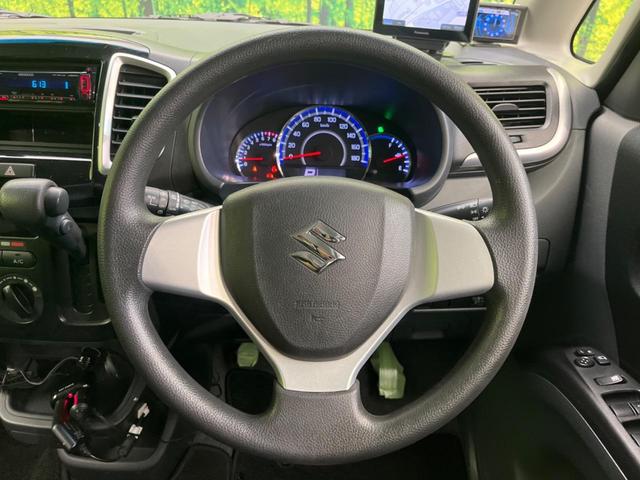 �C���e���A�ɍ��킹���f�U�C���̃X�e�A�����O�́A�^�]�������̂��Ƃ��l���A�^�]���₷���`��A�傫���ł��B�����x�A���ۂɐG���Ă��m���߂��������B