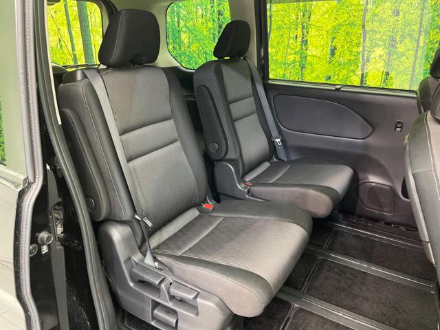 �Z�J���h�V�[�g�͒������������ƂȂ��Ă���A�X���C�h����ΒʘH�X�y�[�X���o��I�O��̈ړ����Ƃ��Ă��ȒP�ł���������A�W����Ԏ������K�ȍ���S�n�̃V�[�g�ƂȂ��Ă��܂���