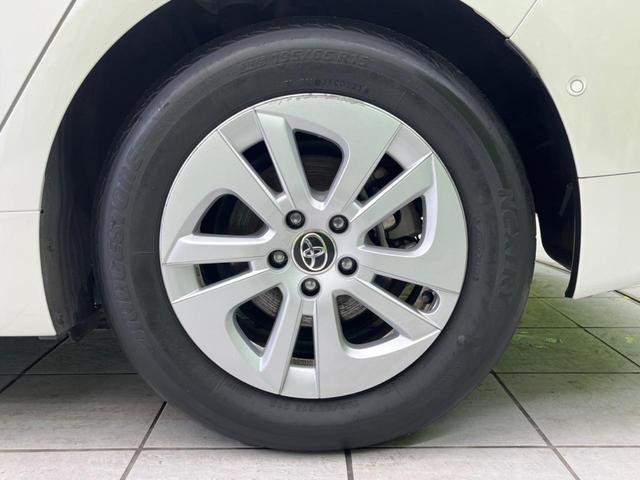 プリウス Sセーフティプラス 純正SDナビ バックカメラ 衝突被害軽減システム レーダークルーズ 禁煙車 コーナーセンサー スマートキー LEDヘッド ビルトインETC オートハイビーム 車線逸脱警報 オートライト(24枚目)