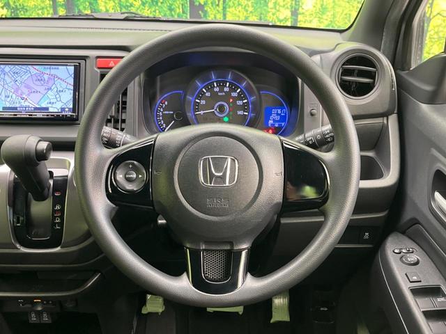 �C���e���A�ɍ��킹���f�U�C���̃X�e�A�����O�́A�^�]�������̂��Ƃ��l���A�^�]���₷���`��A�傫���ł��B�����x�A���ۂɐG���Ă��m���߂��������B