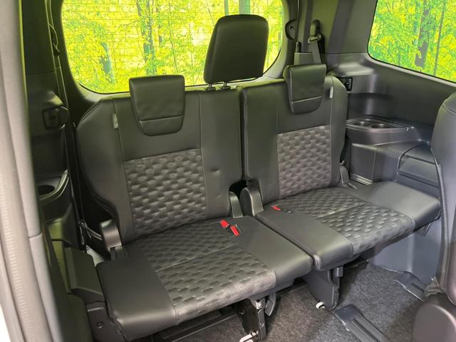 ヴォクシー ハイブリッドＳ－Ｚ　１４インチ後席モニター　両側電動スライドドア　衝突軽減装置　純正１０．５インチナビ　レーダークルーズコントロール　バックカメラ　ＥＴＣ２．０　フルセグ　シートヒーター　ハーフレザーシート　ＬＥＤヘッド（10枚目）