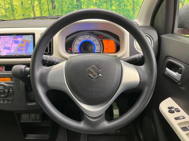 �C���e���A�ɍ��킹���f�U�C���̃X�e�A�����O�́A�^�]�������̂��Ƃ��l���A�^�]���₷���`��A�傫���ł��B�����x�A���ۂɐG���Ă��m���߂��������B