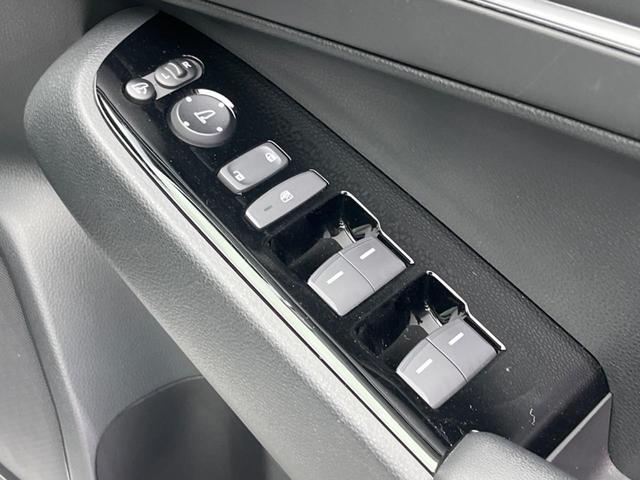 ヴェゼル ｅ：ＨＥＶ　Ｚ　純正９インチナビ　衝突軽減装置　禁煙車　バックカメラ　ブラインドスポットモニター　レーダークルーズコントロール　パワーバックドア　ＥＴＣ　Ｂｌｕｅｔｏｏｔｈ　フルセグ　シートヒーター　ドラレコ（43枚目）