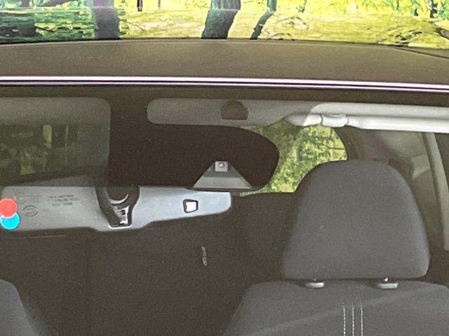 ノート Ｘ　ＤＩＧ－Ｓ　衝突軽減装置　禁煙車　純正ナビ　全周囲カメラ　スマートキー　ＥＴＣ　Ｂｌｕｅｔｏｏｔｈ　フルセグ　オートライト　オートエアコン　ＬＥＤヘッド　ステアリングスイッチ　アイドリングストップ（3枚目）