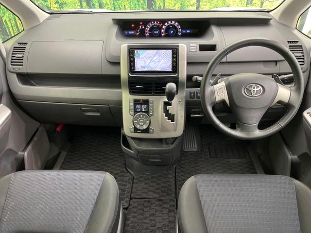 ヴォクシー ＺＳ　煌ＩＩ　両側電動スライド　純正ナビ　ＥＴＣ　禁煙車　パドルシフト　ＨＩＤヘッド　オートライト　スマートキー　デュアルエアコン　ＣＤ／ＤＶＤ再生　盗難防止システム　電動格納ミラー（2枚目）