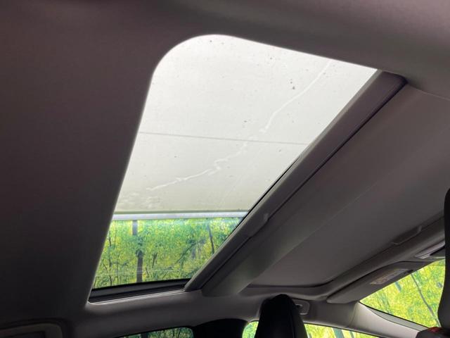 プリウス Ｚ　ガラスルーフ　全周囲カメラ　衝突被害軽減システム　レーダークルーズ　禁煙車　電動リアゲート　前席シートエアコン　パワーシート　コーナーセンサー　スマートキー　ＬＥＤヘッド　ＥＴＣ２．０（3枚目）
