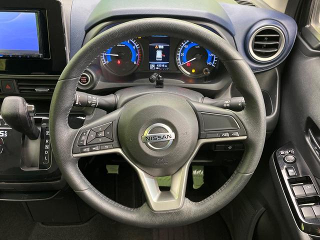 �C���e���A�ɍ��킹���f�U�C���̃X�e�A�����O�́A�^�]�������̂��Ƃ��l���A�^�]���₷���`��A�傫���ł��B�����x�A���ۂɐG���Ă��m���߂��������B