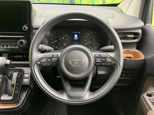 �C���e���A�ɍ��킹���f�U�C���̃X�e�A�����O�́A�^�]�������̂��Ƃ��l���A�^�]���₷���`��A�傫���ł��B�����x�A���ۂɐG���Ă��m���߂��������B