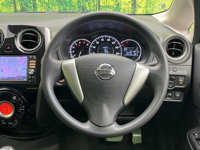 �C���e���A�ɍ��킹���f�U�C���̃X�e�A�����O�́A�^�]�������̂��Ƃ��l���A�^�]���₷���`��A�傫���ł��B�����x�A���ۂɐG���Ă��m���߂��������B