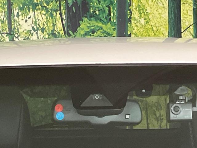 プレミアム　ＳＤナビ　バックカメラ　衝突被害軽減　レーダークルーズ　禁煙車　ハーフレザーシート　パワーシート　ドラレコ　スマートキー　ＬＥＤヘッド　ＥＴＣ　純正１８インチアルミ　オートハイビーム（画像3）