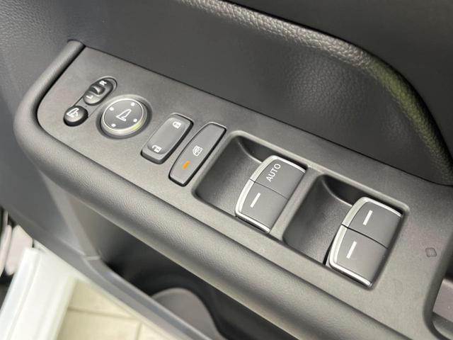 ｅ：ＨＥＶスパーダ　登録済未使用車　両側電動ドア　全周囲カメラ　衝突被害軽減システム　ハーフレザーシート　コーナーセンサー　スマートキー　ＬＥＤヘッド　純正１６インチアルミ　オートハイビーム　車線逸脱警報　オートライト（画像24）