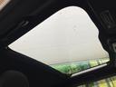 【ガラスルーフ】ガラスルーフ搭載で車内の解放感が一気にアップ!開放的なドライブをお楽しみいただけます。