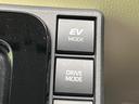 ハイブリッドＺ　衝突軽減　両側電動スライドドア　純正ナビ　レーダークルーズ　バックカメラ　フルセグ　Ｂｌｕｅｔｏｏｔｈ　禁煙車　シートヒーター　革巻きハンドル　ステアリングスイッチ　ＬＥＤヘッド　車線逸脱警報（43枚目）