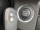 【キーレススタートシステム】カバンやポケットに入れたままでもドアの施錠・解錠が可能なスマートキーを装備。エンジンのオン・オフ時もカギを取り出す必要が無いからとっても便利です♪