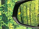 【ブラインドスポットモニター】走行中、ドアミラーの死角になりやすい箇所に後続車が接近するとサイドミラーのレンズに警告を表示!ドライバーに注意喚起をしてくれます。