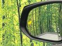 【ブラインドスポットモニター】走行中、ドアミラーの死角になりやすい箇所に後続車が接近するとサイドミラーのレンズに警告を表示!ドライバーに注意喚起をしてくれます。