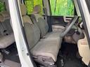 運転席まわりには十分なスペースがあり、大柄な方でもゆったり運転していただける環境です。