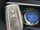 【スマートキー】カバンやポケットに入れたままでもドアの施錠・解錠が可能なスマートキーを装備。エンジンのオン・オフ時もカギを取り出す必要が無いからとっても便利です♪