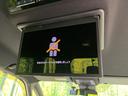 【フリップダウンモニター】大画面モニターで後席でもエンタメをお楽しみいただけます。小さなお子様にも大人気の装備です♪