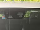 【衝突軽減装置】走行中に前方の車両等を認識し、衝突しそうな時は警報とブレーキで衝突回避と被害軽減をアシスト。より安全にドライブをお楽しみいただけます。