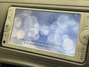 プリウス S 禁煙車 純正ナビ バックカメラ ETC Bluetooth スマートキー HIDヘッド ステアリングスイッチ オートライト 純正15インチアルミホイール CD再生 盗難防止装置 プライバシーガラス 中古車画像_3