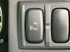 【パワースライドドア】スマートキーや運転席のスイッチでスライドドアの開閉が可能♪電動だから力を入れてドアを開ける必要が無く、小さいお子様でも、重い荷物を持っている時もラクに開け閉めできます♪ 5