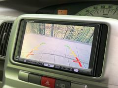 【バックカメラ】駐車時に後方がリアルタイム映像で確認できます。大型商業施設や立体駐車場での駐車時や、夜間のバック時に大活躍！運転スキルに関わらず、今や必須となった装備のひとつです！ 5