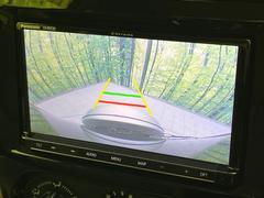 【バックカメラ】駐車時に後方がリアルタイム映像で確認できます。大型商業施設や立体駐車場での駐車時や、夜間のバック時に大活躍！運転スキルに関わらず、今や必須となった装備のひとつです！ 4