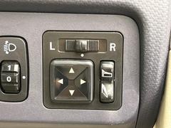 【電動格納ミラー】サイドミラーは電動格納式となっており、狭い駐車場でもキズがつくリスクを抑えられます。 6