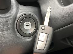 【インテリジェントキー】カバンやポケットに入れたままでもドアの施錠・解錠が可能なスマートキーを装備。エンジンのオン・オフ時もカギを取り出す必要が無いからとっても便利です♪ 4