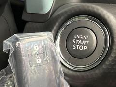 【キーレススタートシステム】カバンやポケットに入れたままでもドアの施錠・解錠が可能なスマートキーを装備。エンジンのオン・オフ時もカギを取り出す必要が無いからとっても便利です♪ 6