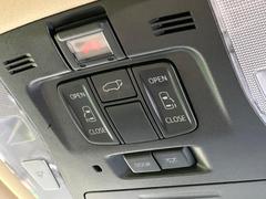 【両側パワースライドドア】スマートキーや運転席のスイッチで後席両側スライドドアの開閉が可能♪電動だから力を入れてドアを開ける必要が無く、小さなお子様でも簡単に開け閉めでき快適です♪ 4