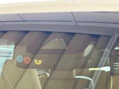 【トヨタセーフティセンス】走行中に前方の車両等を認識し、衝突しそうな時は警報とブレーキで衝突回避と被害軽減をアシスト。より安全にドライブをお楽しみいただけます。 5