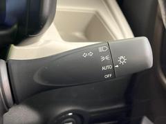 【オートライト】周りの明るさに応じて自動でヘッドライトの点灯・消灯ができる機能です！ライトの付け忘れ・消し忘れなどが無くなり、雨の日や夕方の走行も安心！トンネル通過時も便利ですね♪ 6