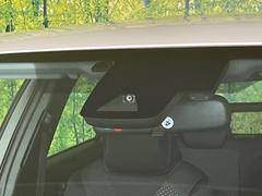 【トヨタセーフティセンス】走行中に前方の車両等を認識し、衝突しそうな時は警報とブレーキで衝突回避と被害軽減をアシスト。より安全にドライブをお楽しみいただけます。 3