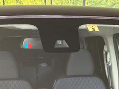 【インテリジェントエマージェンシーブレーキ】フロントカメラで前方の車両や歩行者を検知。衝突しそうな時は衝突被害軽減ブレーキが作動、衝突回避をサポート。より安全にドライブをお楽しみいただけます。 5