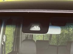 【スマートアシスト】走行中に前方の車両等を認識し、衝突しそうな時は警報とブレーキで衝突回避と被害軽減をアシスト。より安全にドライブをお楽しみいただけます。 4