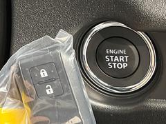 【キーレススタートシステム】カバンやポケットに入れたままでもドアの施錠・解錠が可能なスマートキーを装備。エンジンのオン・オフ時もカギを取り出す必要が無いからとっても便利です♪ 7