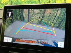 【バックカメラ】駐車時に後方がリアルタイム映像で確認できます。大型商業施設や立体駐車場での駐車時や、夜間のバック時に大活躍！運転スキルに関わらず、今や必須となった装備のひとつです！ 4